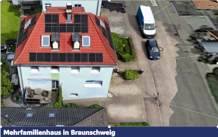 Drohnenaufnahme eines Mehrfamilienhauses in Braunschweig mit Solaranlage auf dem Dach für die PV-Planung